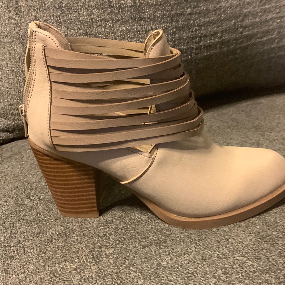 Rampage Boots, Verna Sand 6 1/2, only worn once. In great condition.